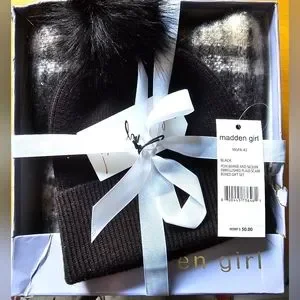 NWT Madden girl beanie & sequin scarf Madden Girl | Accessories | Nwt Madden Girl Beanie Sequin  main image 3